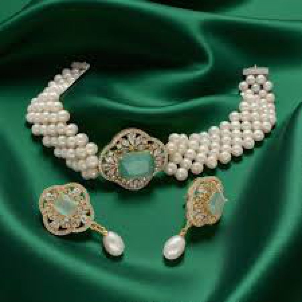 Classic Pearl Choker